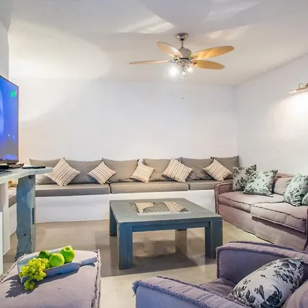 Paros Sleeps 13 Pool Air Con Wifi Villa